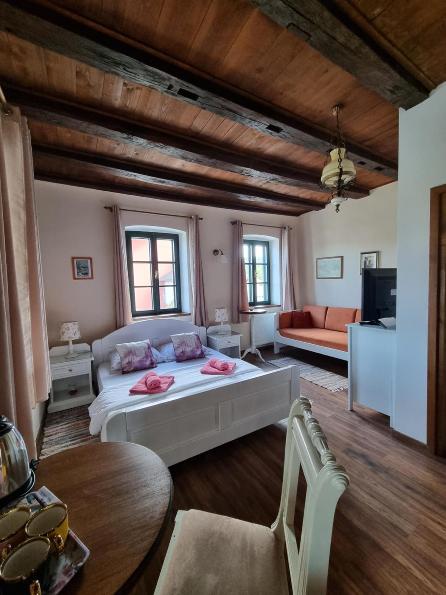 Taverna 1860 Rooms & Apartments Donja Zelina Стая снимка